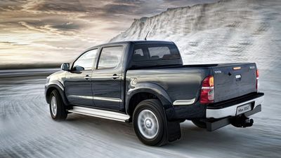 Автостекла Toyota Hilux c установкой в Москве